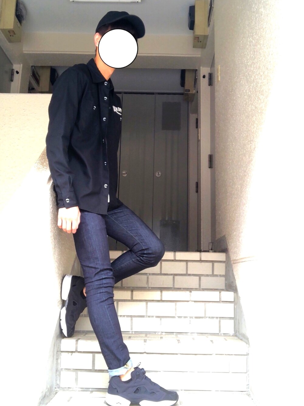 「キャップ、スキニーデニム、デニム、BEN DAVIS、AZUL by moussy、LIDnM、UNIQLO、reebok、スニーカー、ポンプフューリー」｜「BEN DAVISの総柄ジャケット（その他アウター、ブラック系）」を使った、ともきさん（メンズ・171cm）の夏コーディネートの1枚目の写真