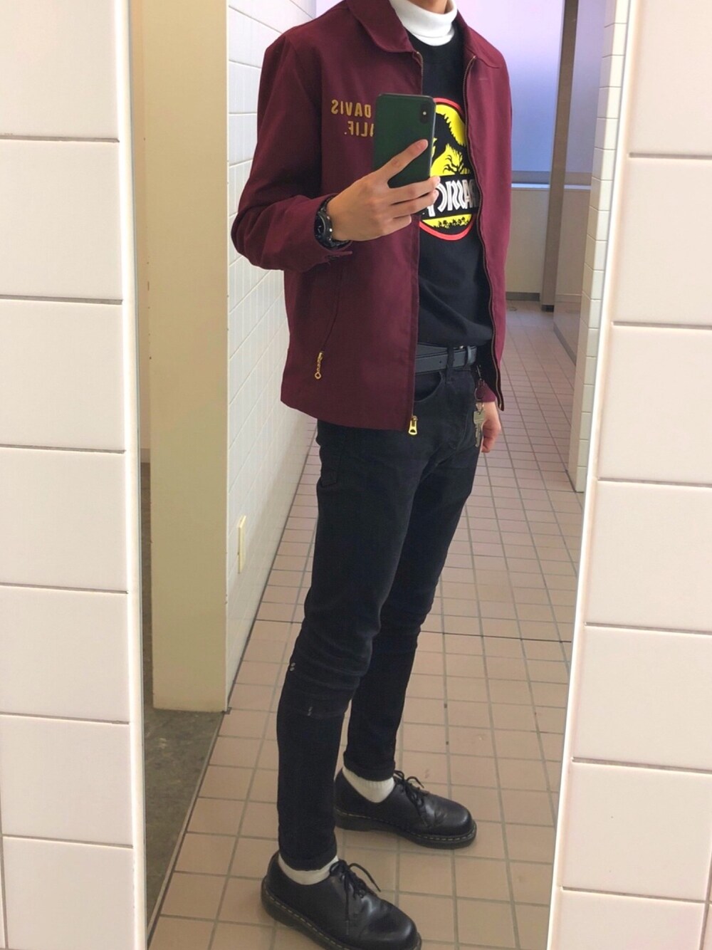 「スキニーデニム、タックイン、コーチジャケット、白ソックス、革靴、BEN DAVIS、H&M、LIDnM、Dr.Martens、タートルネック」｜「BEN DAVISのワンポイントブルゾン（ブルゾン、レッド系）」を使った、ともきさん（メンズ・171cm）の秋コーディネートの1枚目の写真