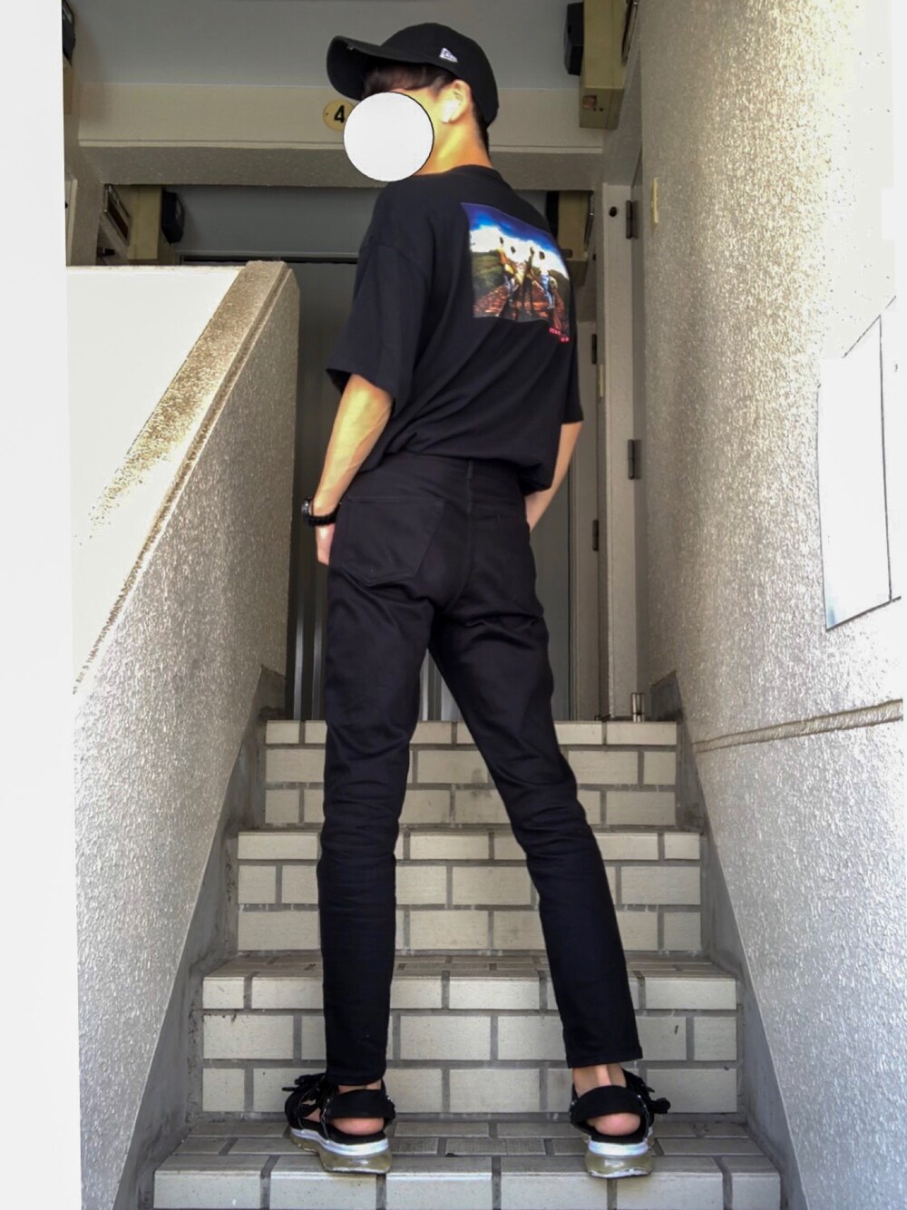 「キャップ、ビッグT、黒Tシャツ、サンダル、NEW ERA、FREAK’Ｓ STORE、zozoデニム、name.、オールブラック、オーバーサイズ」｜「NEW ERAの[ニューエラ] SC★★NEWERA ドラゴンボール / キャップ（キャップ、ブラック系）」を使った、ともきさん（メンズ・171cm）の夏コーディネートの1枚目の写真