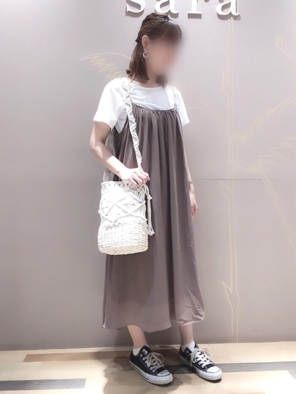「シンプル、夏コーデ、キャミワンピ、SET UP、earth music&ecology、アースミュージック＆エコロジー、Green Parks、ベージュ、カジュアル、プチプラコーデ」｜「earth music&ecologyのアイテム（ワンピース/ドレス、ベージュ系）」を使った、Bambiさん（レディース・162cm）の春コーディネートの1枚目の写真