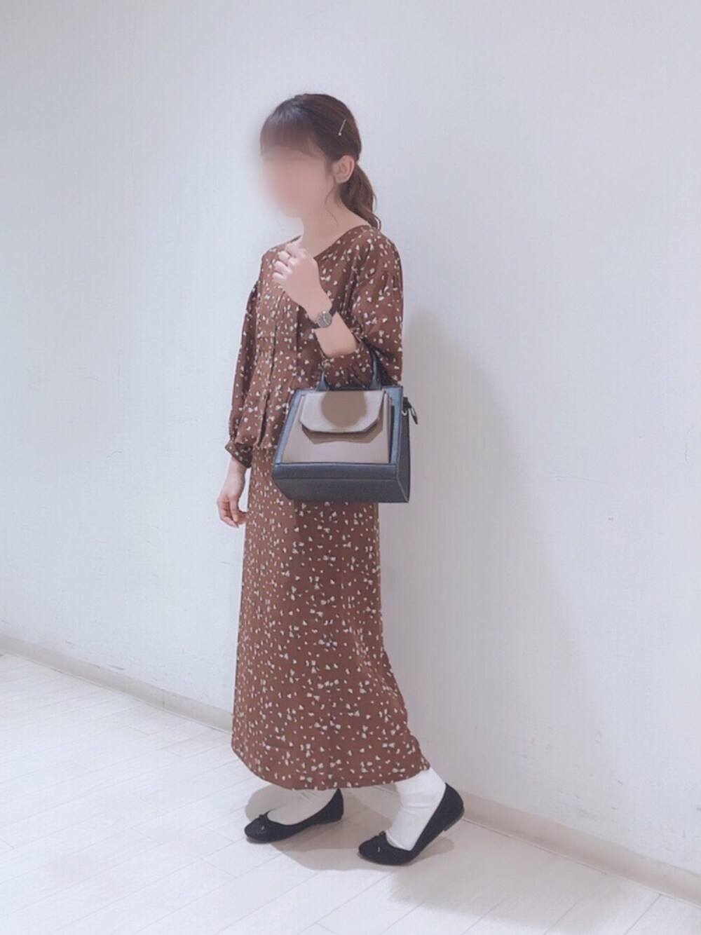 「ぺプラム、Ｉライン、セットアップ、小花柄、配色バッグ、Green Parks、秋服、花柄、ブラウン、ブラウンコーデ」｜「Green　Parksの・SUGAR SPOON SET2点花柄ブラウス×スカート（ワンピース、ブラウン系）」を使った、Bambiさん（レディース・152cm）の夏コーディネートの1枚目の写真