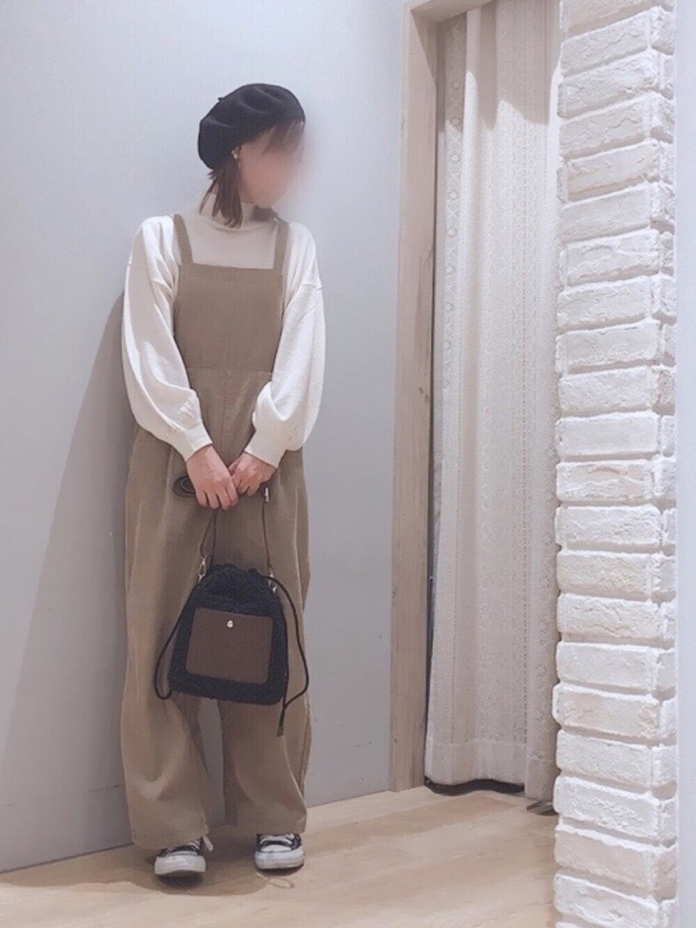 「コーデュロイ、ベレー帽、もこもこ、earth music&ecology、ラフ、ハイネックニット、カジュアルコーデ、ベージュ×ブラック、コーデュロイサロペット、モコモコバッグ」｜「earth music&ecologyのスリットハイネックニットプルオーバー（ニット/セーター、ホワイト系）」を使った、Bambiさん（レディース・162cm）の秋コーディネートの1枚目の写真