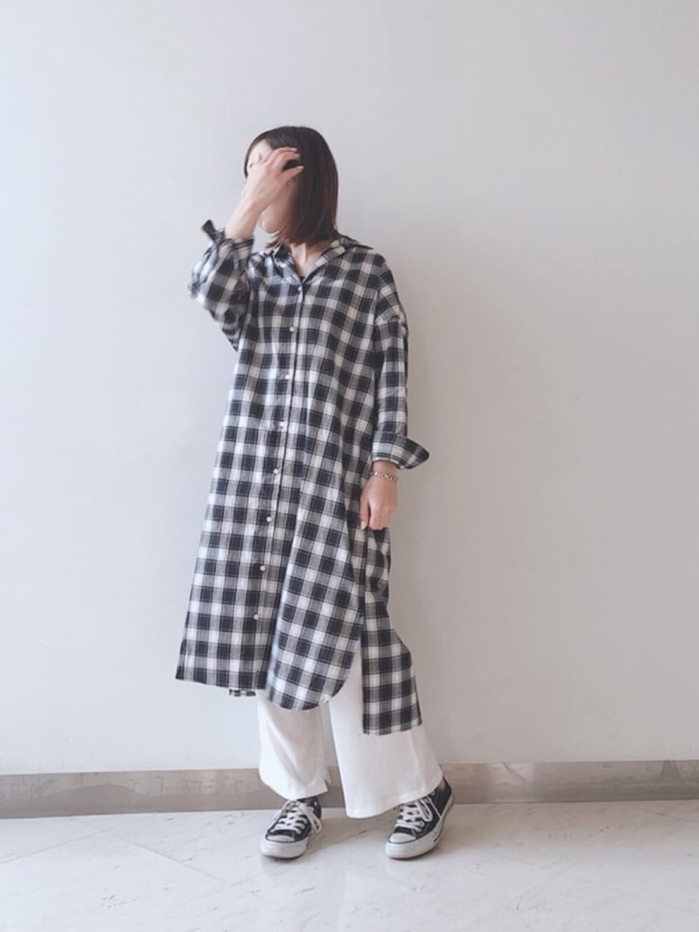 「earth music&ecology、Green Parks、チェックシャツワンピース、リブレギンス、春、カジュアルコーデ、休日スタイル、コットン、シャツワンピ」｜「earth music&ecologyのコットンシャツワンピース＊（ワンピース、ブラック系）」を使った、Bambiさん（レディース・162cm）の春コーディネートの1枚目の写真