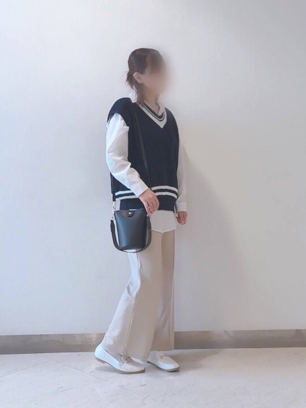ベージュ系のその他パンツ、ホワイト系のローファー、ブルー系のニット/セーターを着用したレディースの春コーディネートの1枚目の写真