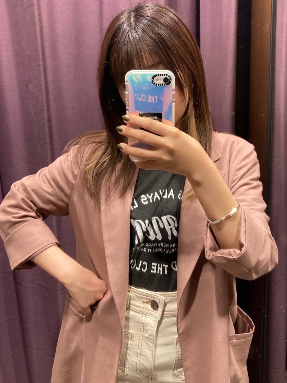 ホワイト系のTシャツ/カットソー、ピンク系のテーラードジャケット、ベージュ系のデニムパンツを着用したレディースの春コーディネートの1枚目の写真