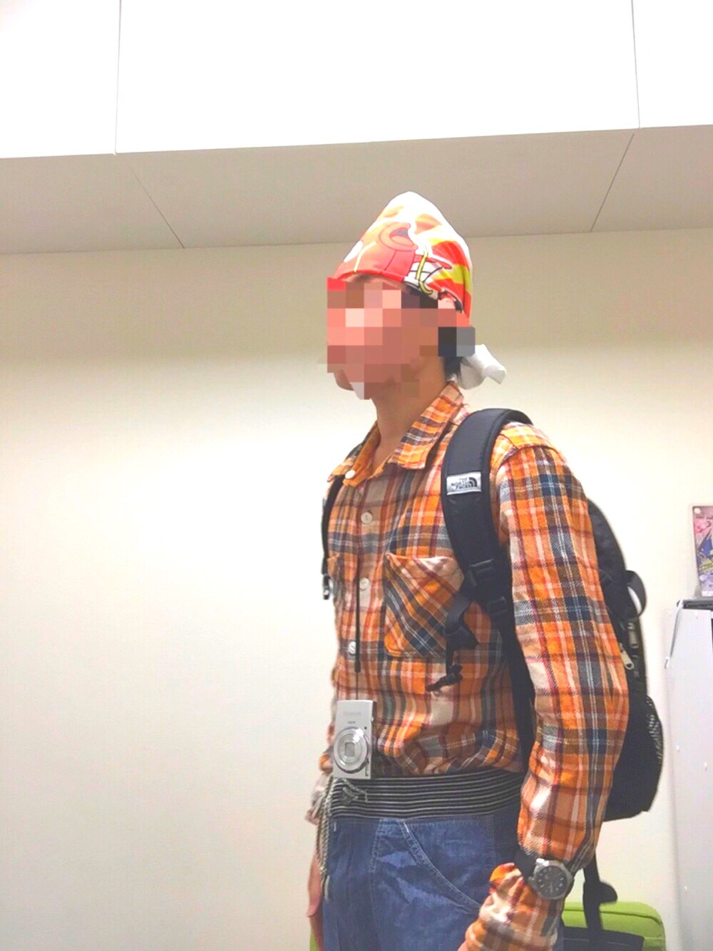 「インテリ系チャラ男」｜「コイキングのアイテム（サンバイザー、レッド系）」を使った、ポケモンマスターさん（メンズ・173cm）の冬コーディネートの1枚目の写真