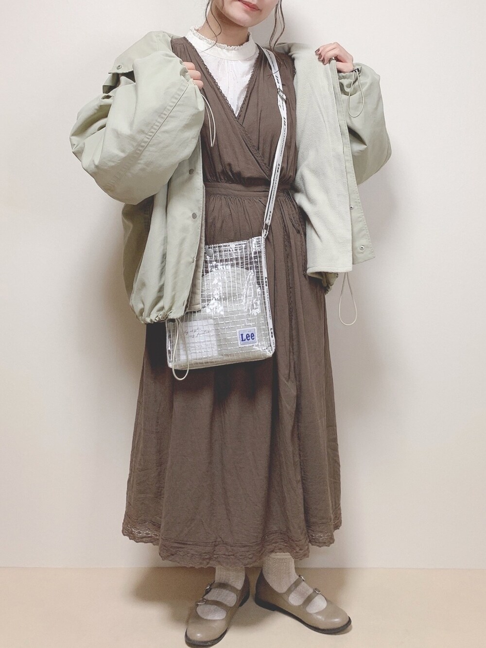 「カジュアルガーリー、カジュアルコーデ、ベージュコーデ、ゆるコーデ、カシュクールワンピース、ワンピース、着回しコーデ、マウンテンパーカー、カンフーシューズ、プチプラ」｜「Kastaneのボリューム袖ナイロンパーカー（ナイロンジャケット、ベージュ系）」を使った、miru_pon.さん（レディース・163cm）の冬コーディネートの1枚目の写真