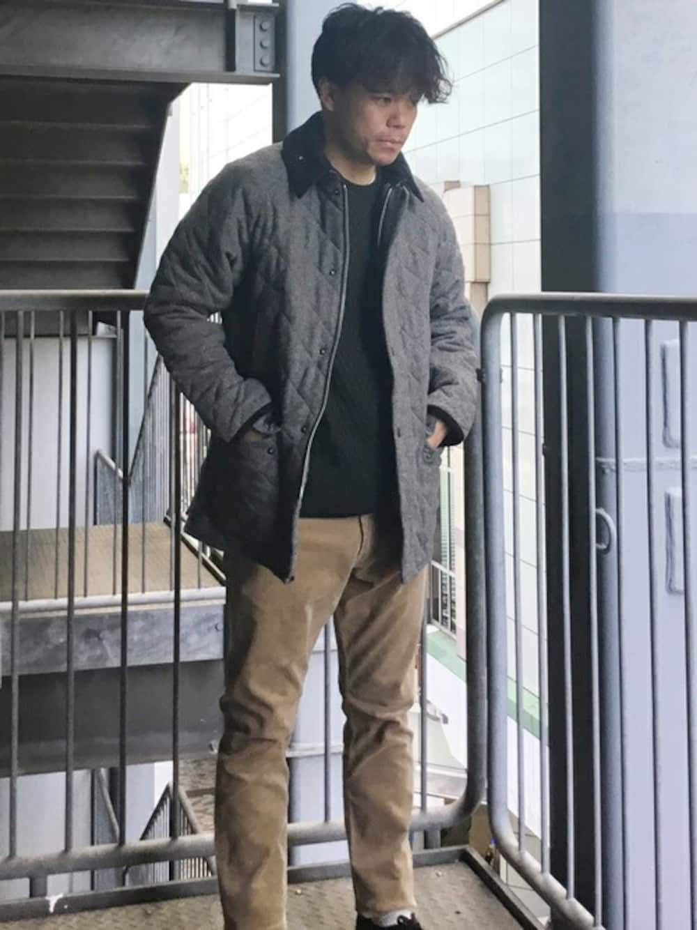 「クルーネックニット、別注、バブアー、大人カジュアル、コーデュロイパンツ、シップス、SHIPS、barbour、オンオフ兼用、グリーンニット」｜「SHIPSのSC: オイカワデニム縫製 カラー コーデュロイ 5ポケット パンツ（その他パンツ、ベージュ系）」を使った、佐藤さん（メンズ・169cm）の秋コーディネートの1枚目の写真