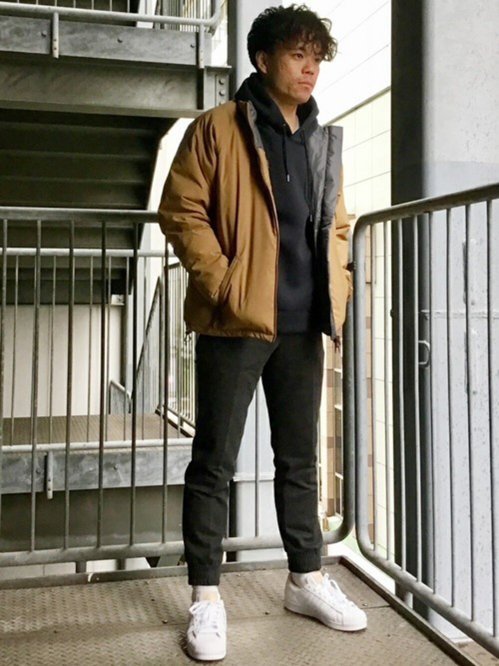 「ブルゾン、大人カジュアル、リバーシブル、シップス、ブラウン、SHIPS、フードパーカー、グレーパンツ、ジョガーパンツ、黒パーカー」｜「SHIPSのSC: バルキー ポンチ プルオーバー パーカー（パーカー、ブラック系）」を使った、佐藤さん（メンズ・169cm）の秋コーディネートの1枚目の写真