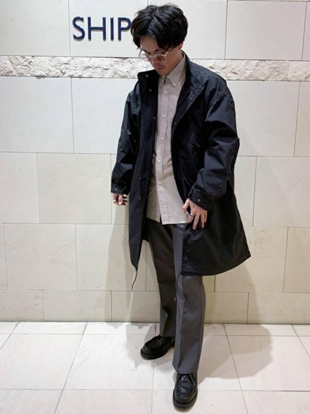 「モッズコート、ビッグシルエット、シップス、SHIPS、ボタンダウンシャツ、フレアパンツ、黒アウター、A.D.S.R.、ベージュシャツ」｜「A.D.S.R.のA.D.S.R.: SATCHMO（サングラス、ホワイト系）」を使った、佐藤さん（メンズ・169cm）の冬コーディネートの1枚目の写真