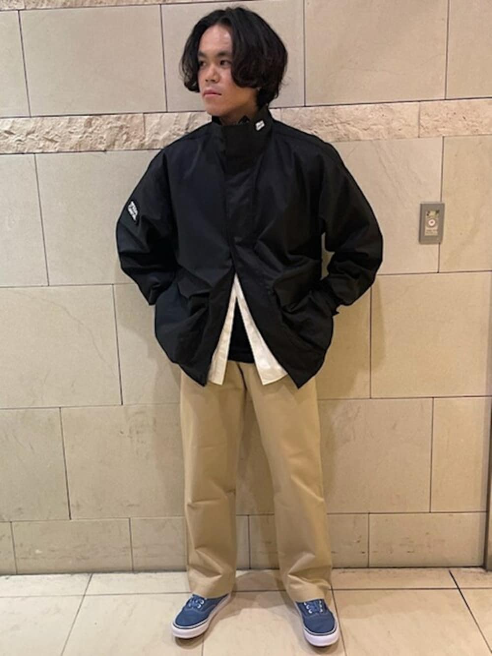 「チノパン、シップス、SHIPS、VANZ、ベージュパンツ、ミリタリーパンツ、青スニーカー」｜「BARRY BRICKENのSHIPS×BARRY BRICKEN: ミリタリー チノパンツ（その他パンツ、ベージュ系）」を使った、佐藤さん（メンズ・169cm）の冬コーディネートの1枚目の写真