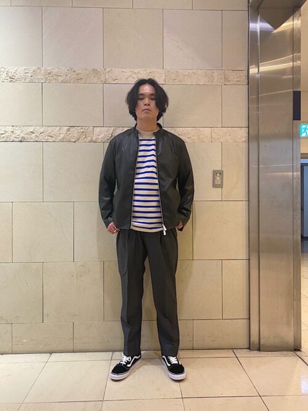 「ライダースジャケット、シップス、SHIPS、VANZ、イージーパンツ、ボーダートップス、チャコールグレー、オールドスクール、黒ジャケット」｜「SHIPSのSC: CANONICO セットアップ対応 イージー パンツ (スラックス)（スラックス、グレー系）」を使った、佐藤さん（メンズ・169cm）の冬コーディネートの1枚目の写真