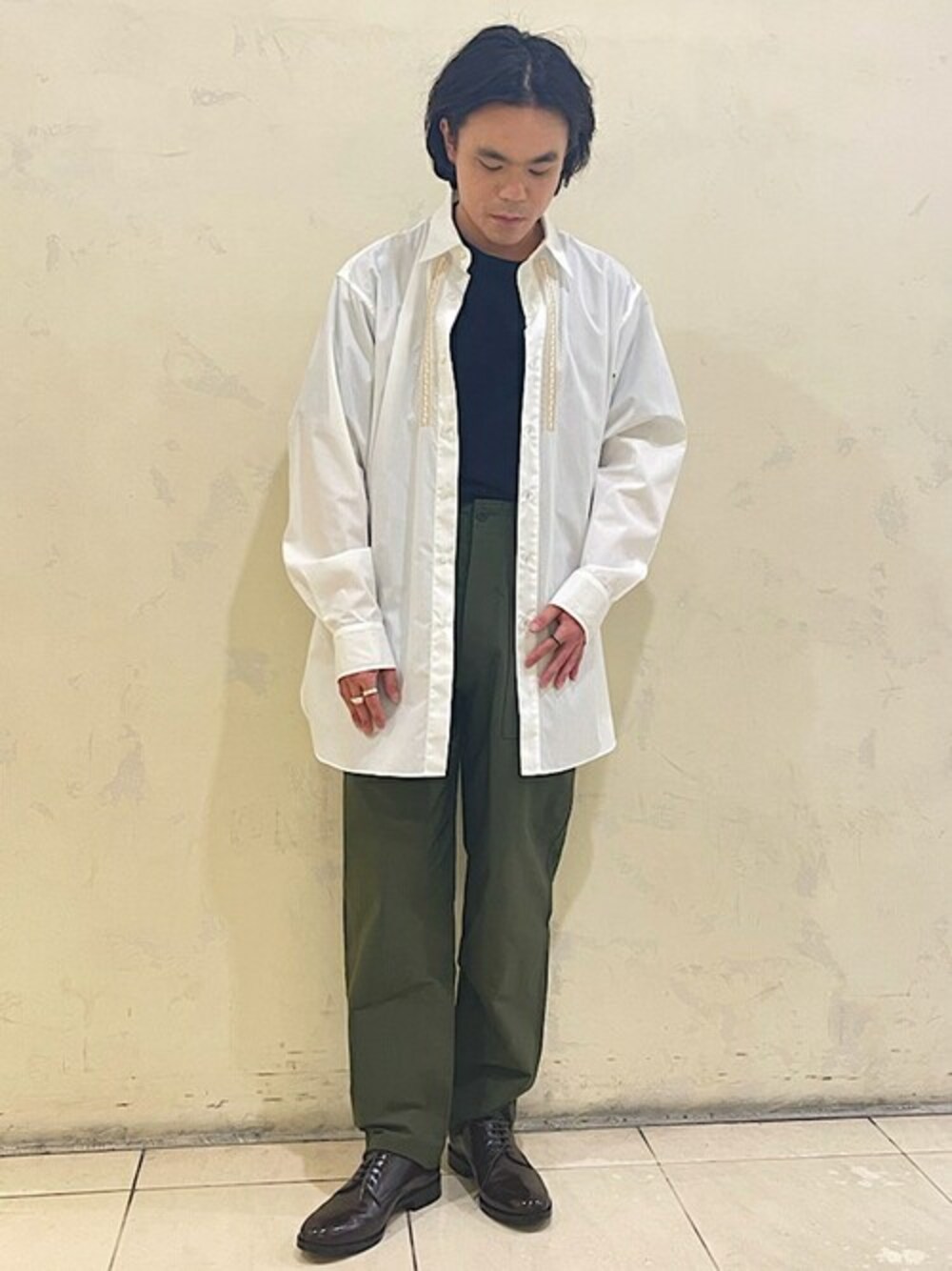 「白シャツ、シップス、SHIPS、ベイカーパンツ、カーキパンツ、春コーデ、プレーントゥシューズ」｜「SHIPSのSC:TRIPLE STITCH NY BAKER PT（カーゴパンツ、グリーン系）」を使った、佐藤さん（メンズ・169cm）の冬コーディネートの1枚目の写真