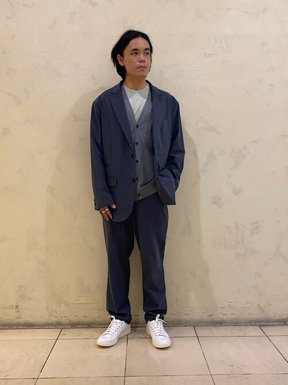 「ジャケット、パンツ、セットアップ、シップス、SHIPS、チャコールグレー」｜「SHIPSのSHIPS: 《洗濯可能・速乾》 カルヴィコ 4WAY ストレッチ 2B ジャケット セットアップ対応（その他パンツ、グレー系）」を使った、佐藤さん（メンズ・169cm）の春コーディネートの1枚目の写真