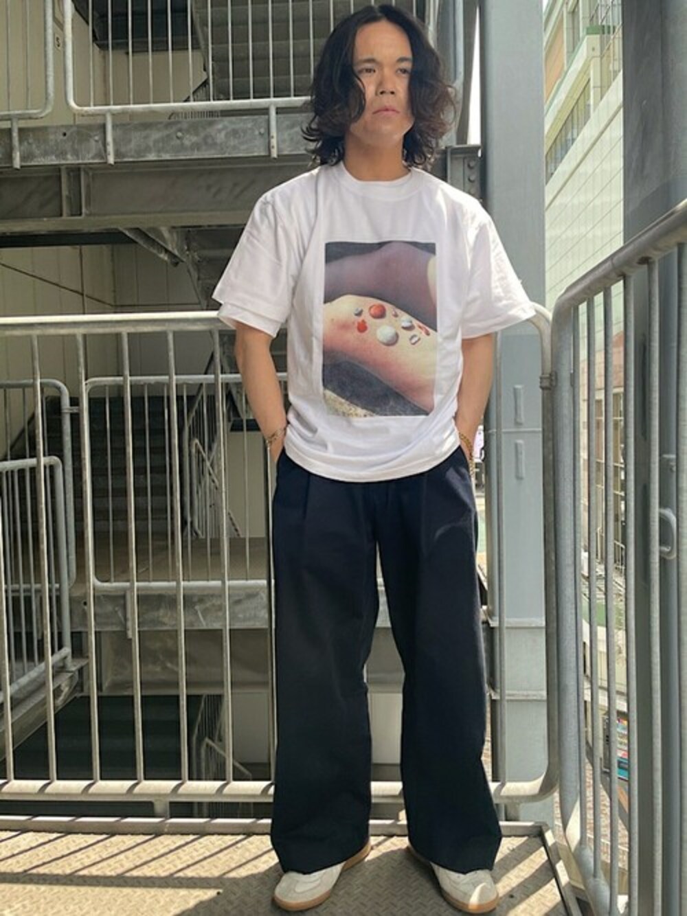 「シップス、SHIPS、プリントT、夏コーデ、カジュアルコーデ、白Tシャツ、アートTシャツ」｜「SHIPSのSHIPS: アート プリント TEE (mens)（Tシャツ/カットソー、ホワイト系）」を使った、佐藤さん（メンズ・169cm）の夏コーディネートの1枚目の写真