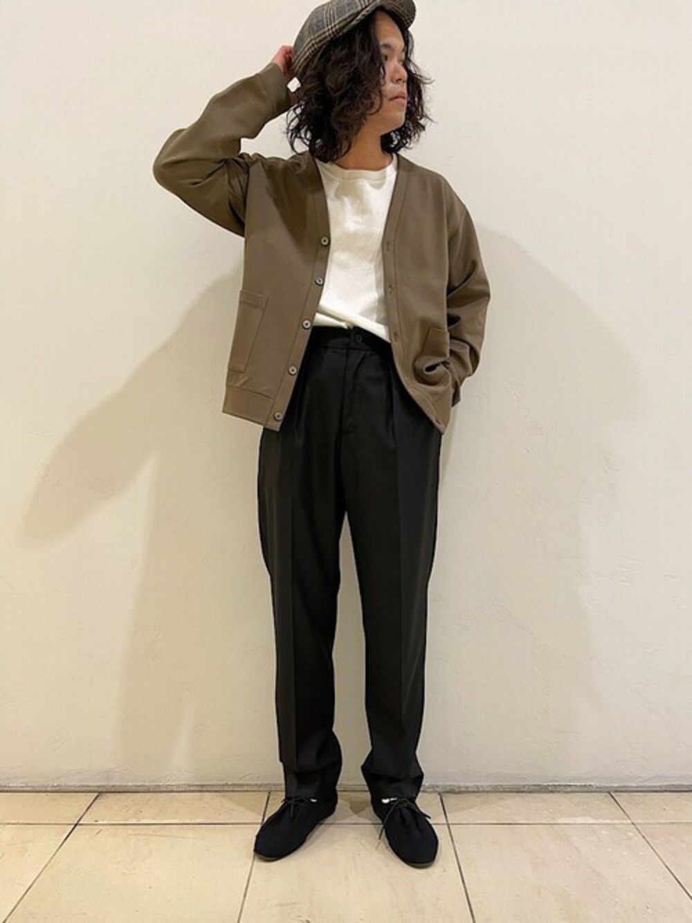 「テーパードパンツ、セットアップ、ニットカーディガン、ウールパンツ、シップス、SHIPS、イージーパンツ、秋コーデ、ダンボールニット」｜「SHIPSのSHIPS:32ゲージ ハイゲージ ダンボール ニットカーディガン（カーディガン/ボレロ、イエロー系）」を使った、佐藤さん（メンズ・169cm）の夏コーディネートの1枚目の写真