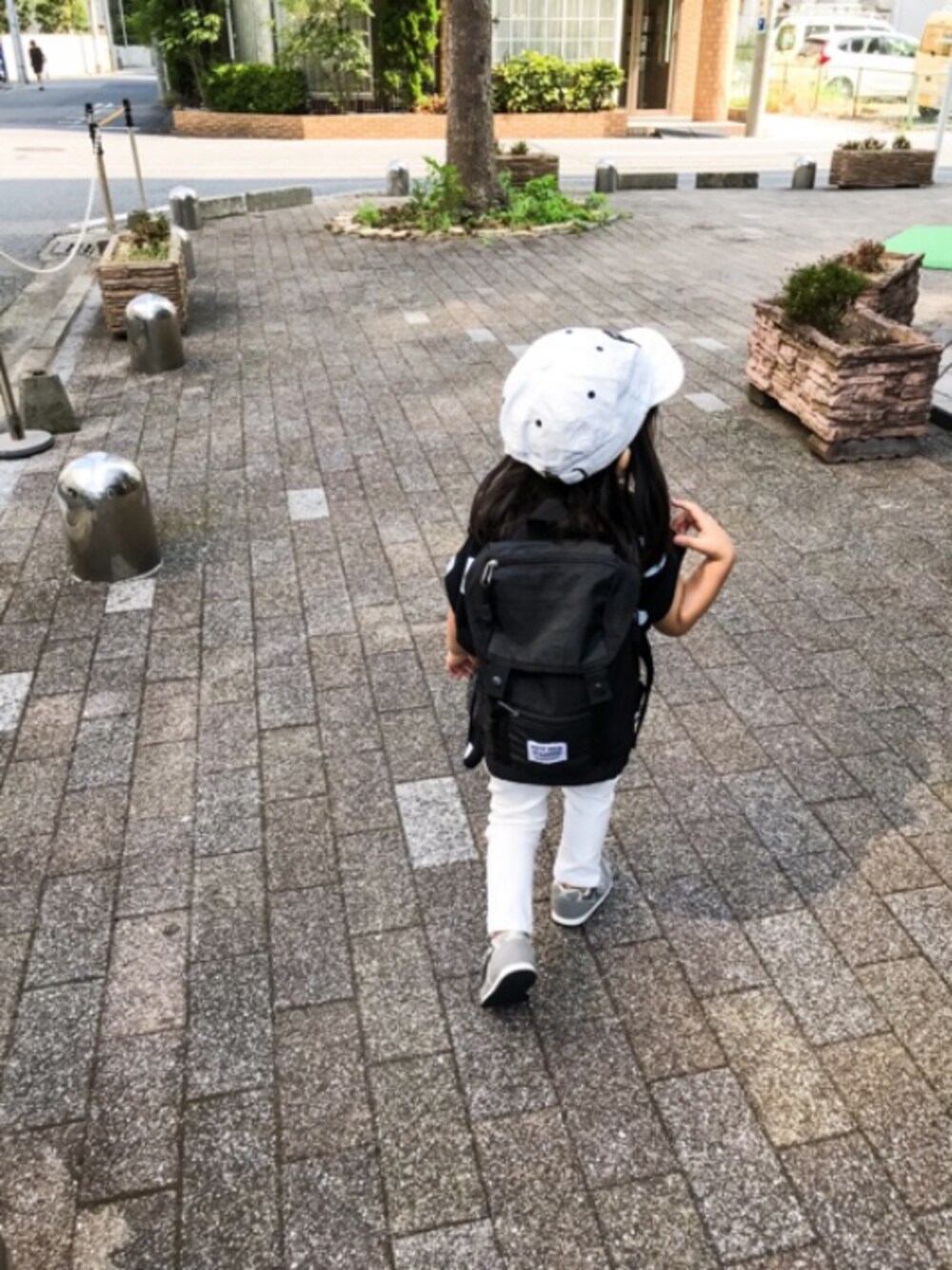「お買い物、後ろ姿、ドット、ドルマンスリーブ、白パンツ、女の子」｜「antiquaのドットドルマントップス（Tシャツ/カットソー、ブラック系）」を使った、mana☆さん（キッズ・90cm）の秋コーディネートの1枚目の写真