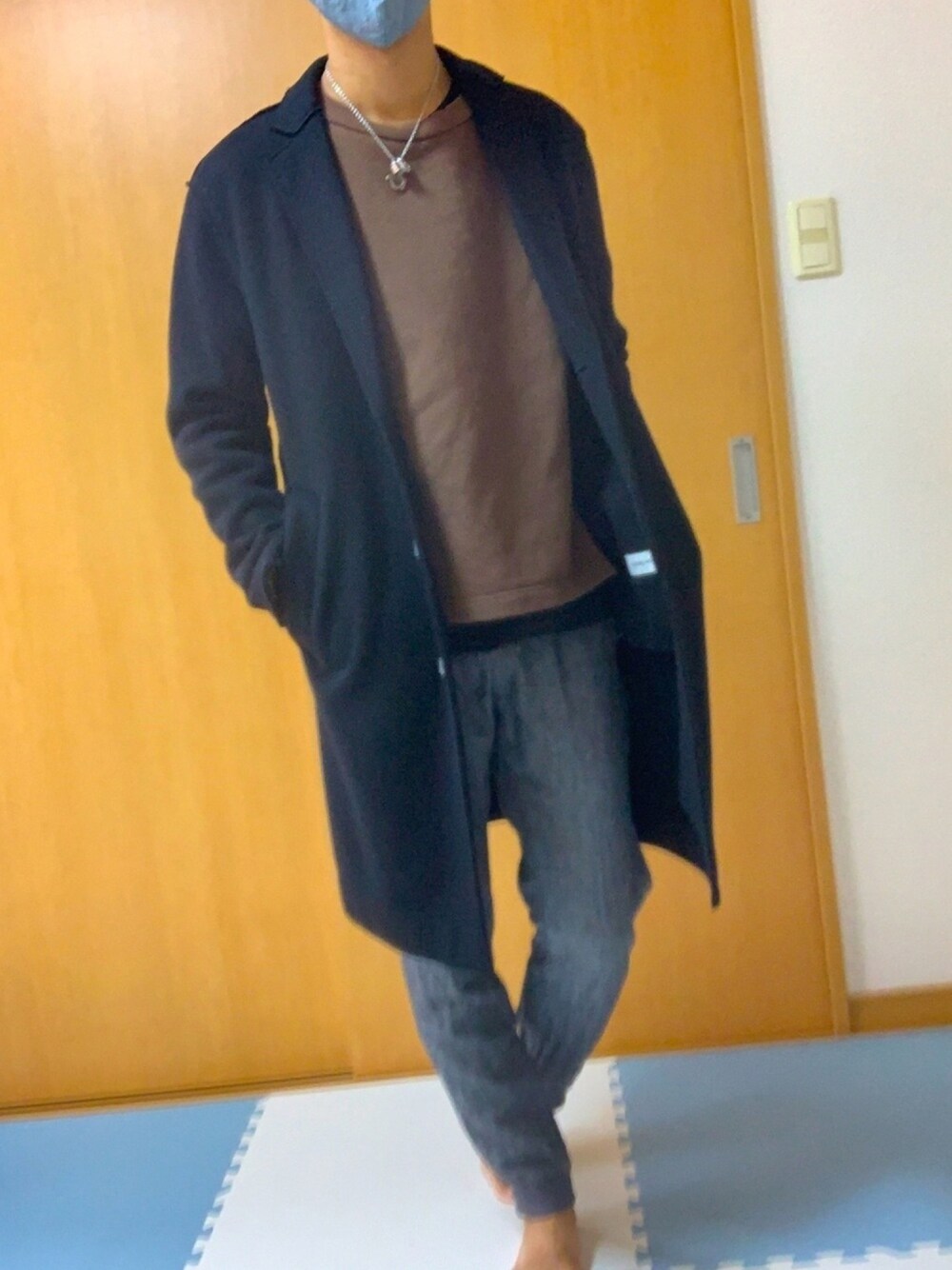 「秋冬コーデ、きれいめカジュアル、休日コーデ、おしゃれさんと繋がりたい、ブラック、パパコーデ、スウエット、ジョガーパンツ、チェスターコート」｜「GLOBAL WORKのアイテム（チェスターコート、ブラック系）」を使った、まささん（メンズ・174cm）の冬コーディネートの1枚目の写真