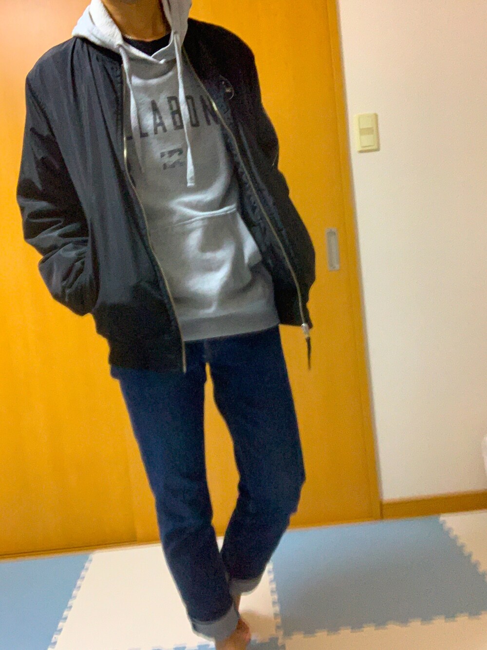 「BILLABONG、カジュアルコーデ、シンプル、パーカー」｜「BILLABONGのアイテム（パーカー、グレー系）」を使った、まささん（メンズ・174cm）の冬コーディネートの1枚目の写真