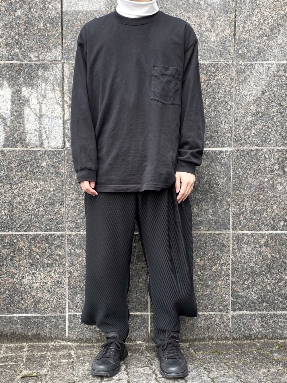 「シンプル、モノトーン、おしゃれさんと繋がりたい、いいね、save、フォローお願いします🤑、ブラック、ゆるコーデ、オーバーサイズ、春コーデ、モード、シンプルコーデ」｜「UNIQLOのクルーネックＴ（長袖）（Tシャツ/カットソー、ブラック系）」を使った、いっちぇいさん（メンズ・175cm）の冬コーディネートの1枚目の写真