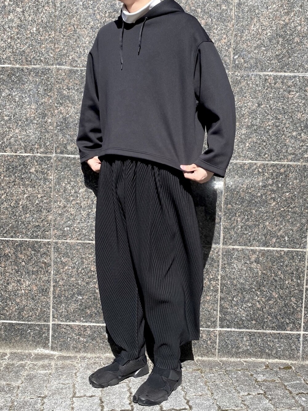 「おしゃれさんと繋がりたい、シンプル、オーバーサイズ、ブラック、いいね、save、フォローお願いします🤑、モノトーン、モード、春コーデ、オトナカジュアル、ゆるコーデ」｜「UNIQLOのドライソフトスウェットプルパーカ（長袖）（パーカー、ブラック系）」を使った、いっちぇいさん（メンズ・175cm）の冬コーディネートの1枚目の写真