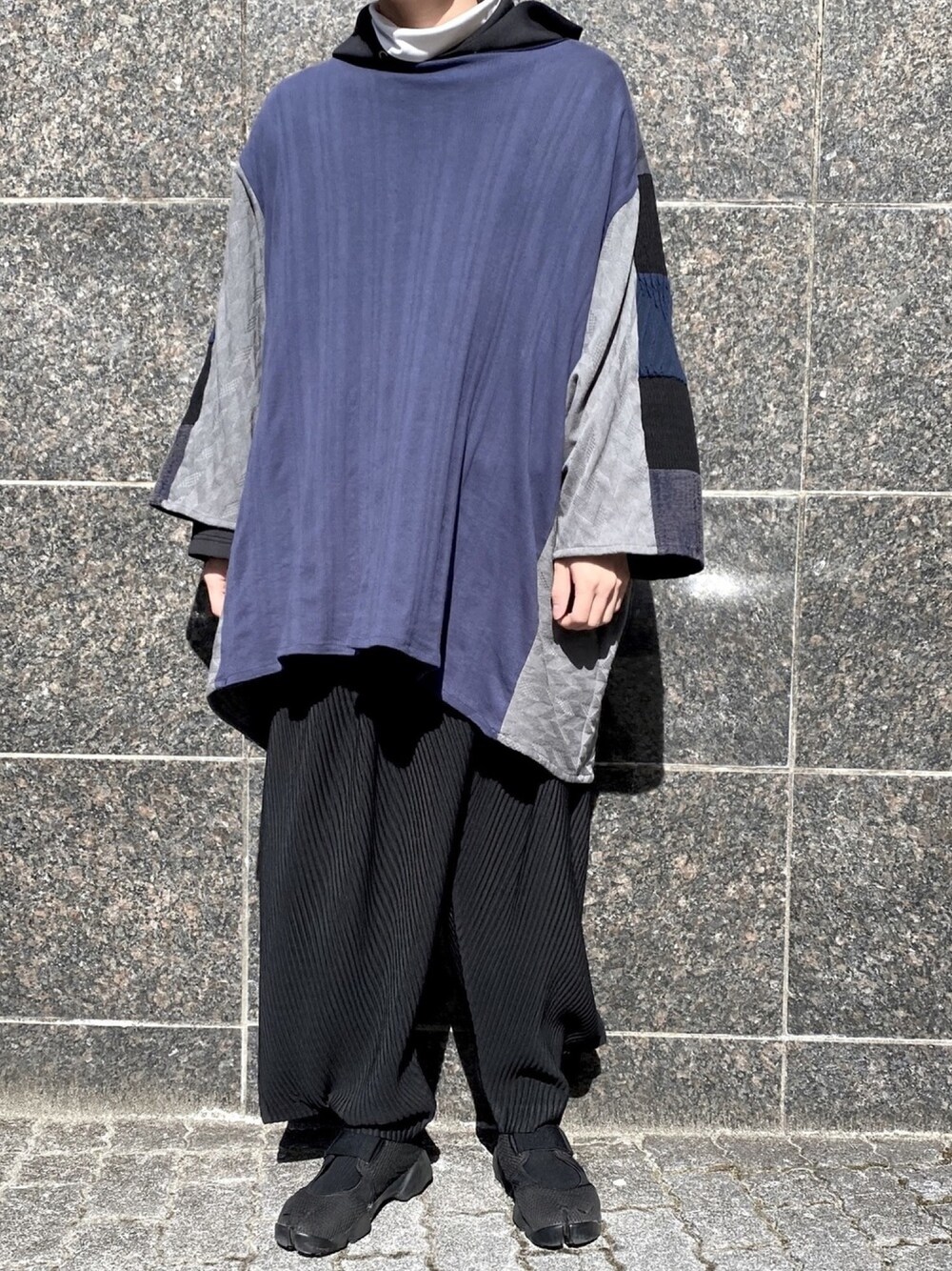 「おしゃれさんと繋がりたい、シンプル、ゆるコーデ、パーカー、モノトーン、ブラック、春コーデ、オーバーサイズ、いいね、save、フォローお願いします🤑、ootd」｜「カクレミのアイテム（Tシャツ/カットソー、ブルー系）」を使った、いっちぇいさん（メンズ・175cm）の冬コーディネートの1枚目の写真