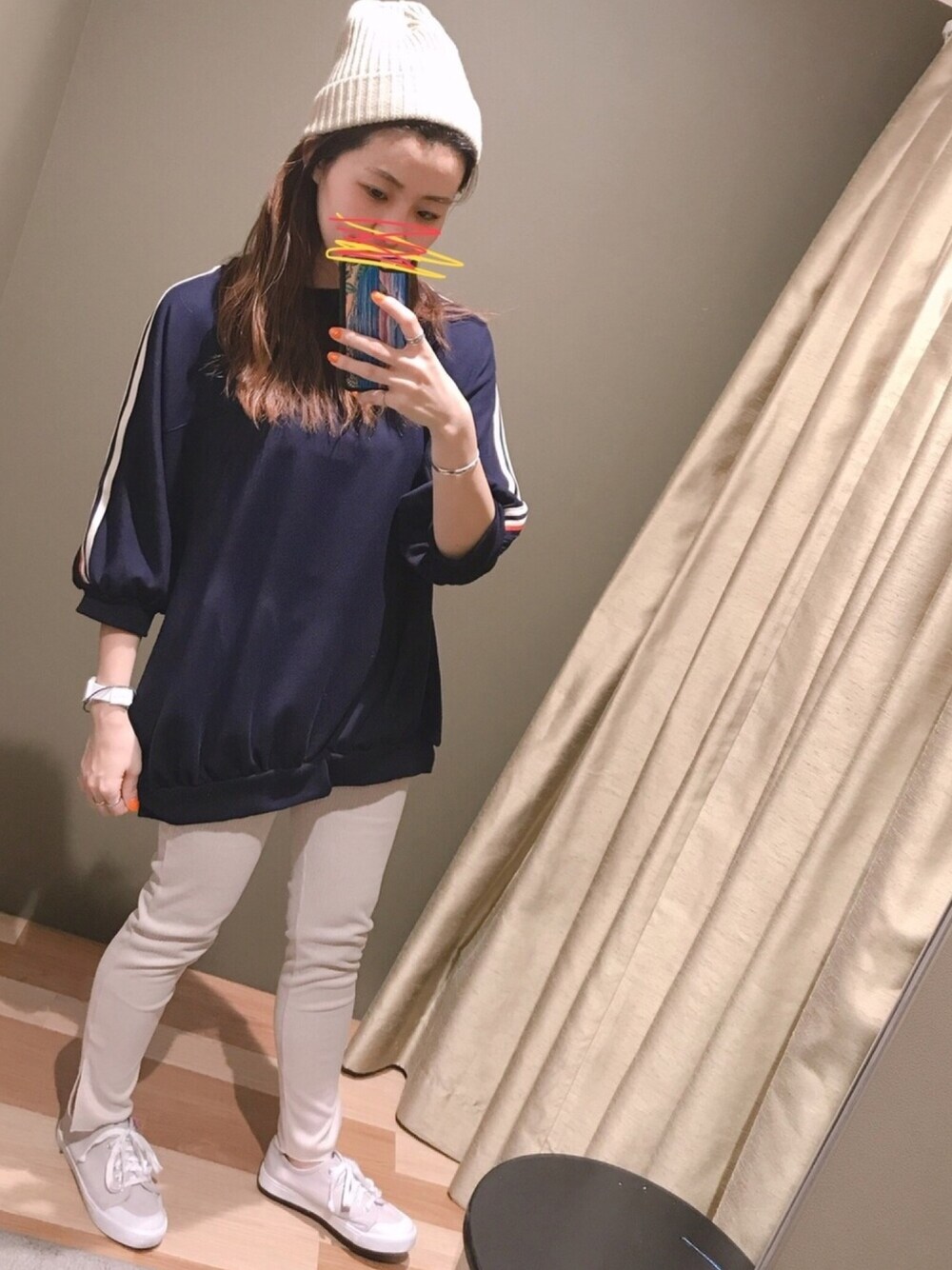 ブルー系のTシャツ/カットソー、ベージュ系のニットキャップ/ビーニー、ベージュ系のレギンス/スパッツを着用したレディースの春コーディネートの1枚目の写真