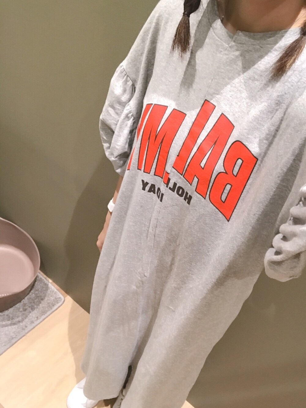 「カジュアル、シンプル、ロゴ、ワンピース、ワンピース×スニーカー、スポーツミックス、nicoron」｜「NiCORONのリメイク風袖ボリュームワンピース（ワンピース、グレー系）」を使った、atsumiさん（レディース・156cm）の夏コーディネートの1枚目の写真