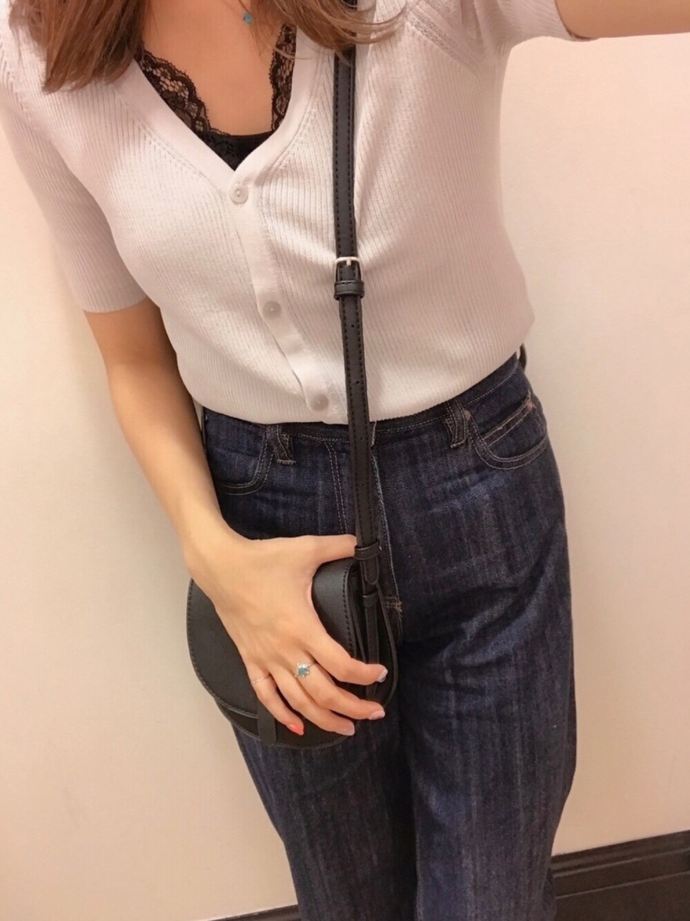 ブラック系のキャミソール、グレー系のカーディガン/ボレロ、ブルー系のデニムパンツを着用したレディースの夏コーディネートの1枚目の写真