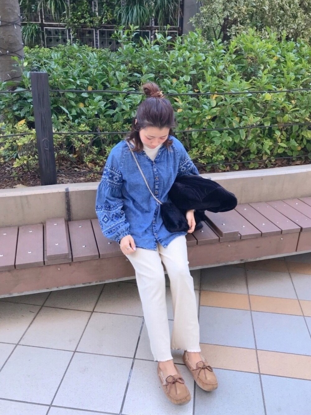 ホワイト系のニット/セーター、ホワイト系のその他パンツ、ブラック系のブルゾンを着用したレディースの秋コーディネートの1枚目の写真