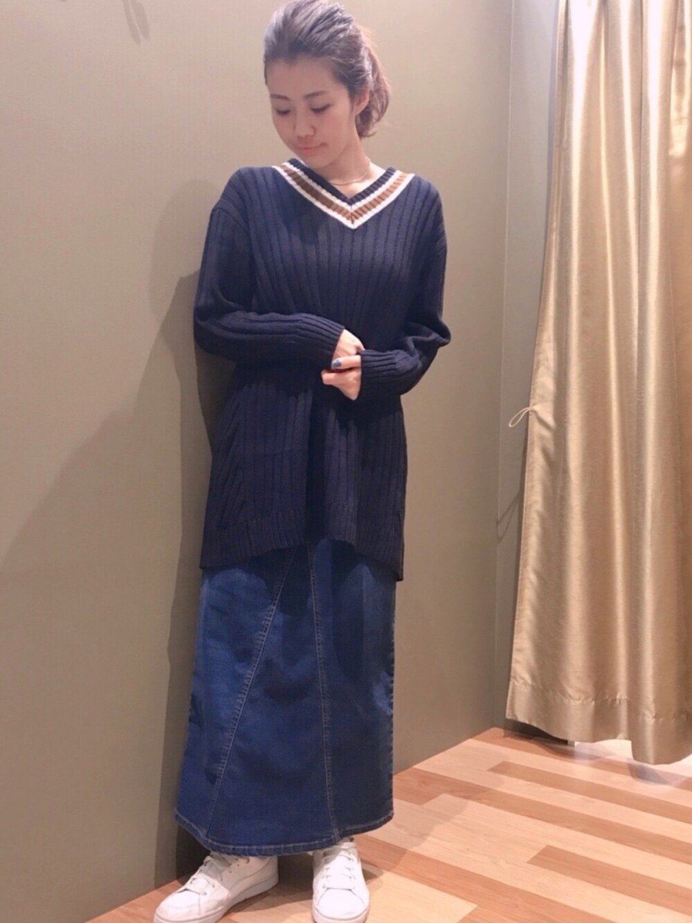 「秋冬コーデ、シンプルコーデ、Vネックニット、ニット、ニットチュニック、トラッド、ラインニット、チルデンニット、トレンド、ゆるコーデ」｜「Green　Parksの・Vネックラインニットチュニック（チュニック、ブルー系）」を使った、atsumiさん（レディース・156cm）の秋コーディネートの1枚目の写真