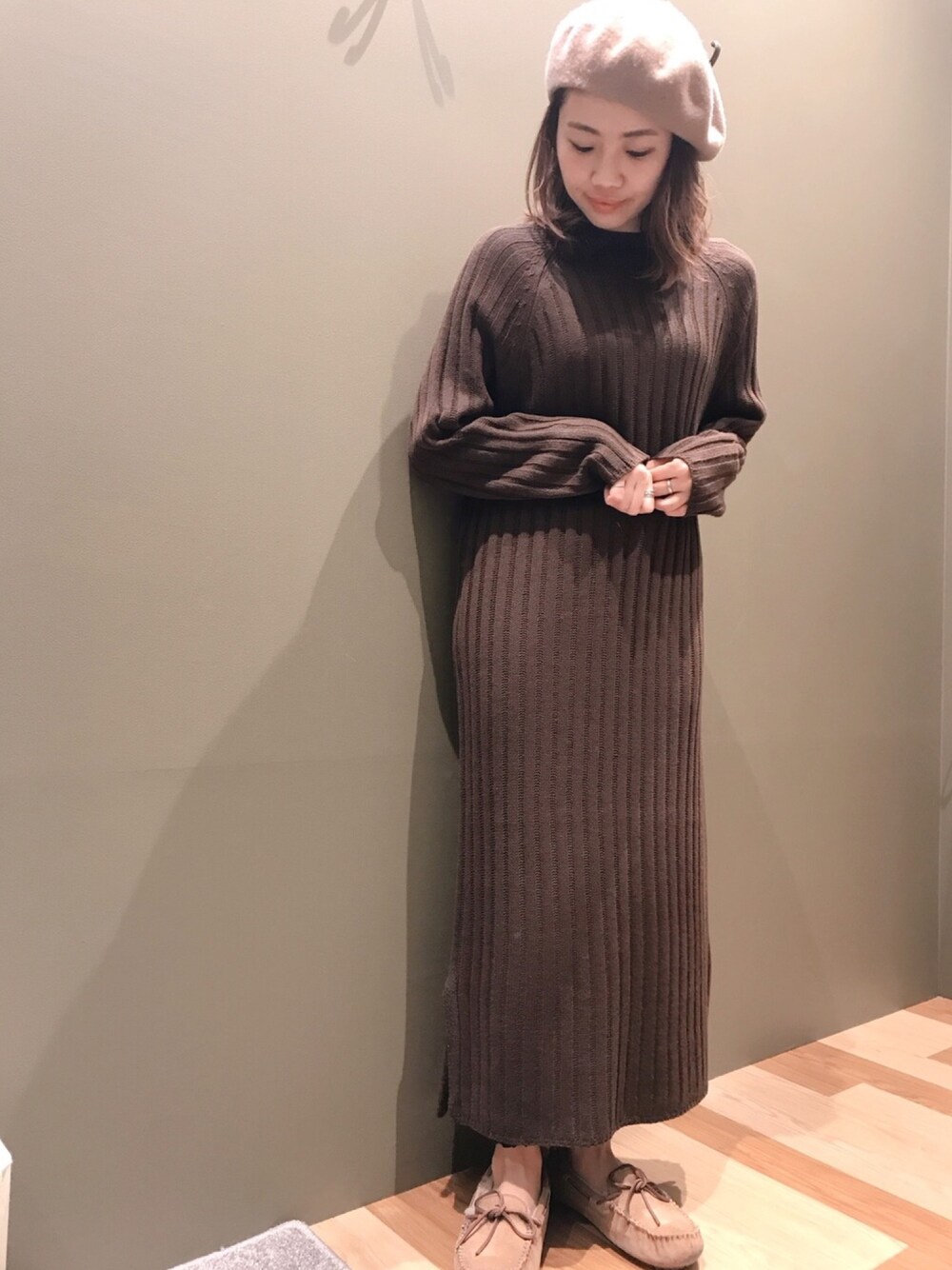 「秋冬コーデ、オトナカジュアル、シンプルコーデ、ベレー帽、ロングワンピ、きれいめカジュアル、リブニット、ブラウン、ブラウンニット、ブラウンコーデ」｜「Green　Parksの・ボトルネックニットワンピース（ワンピース、ブラウン系）」を使った、atsumiさん（レディース・156cm）の冬コーディネートの1枚目の写真
