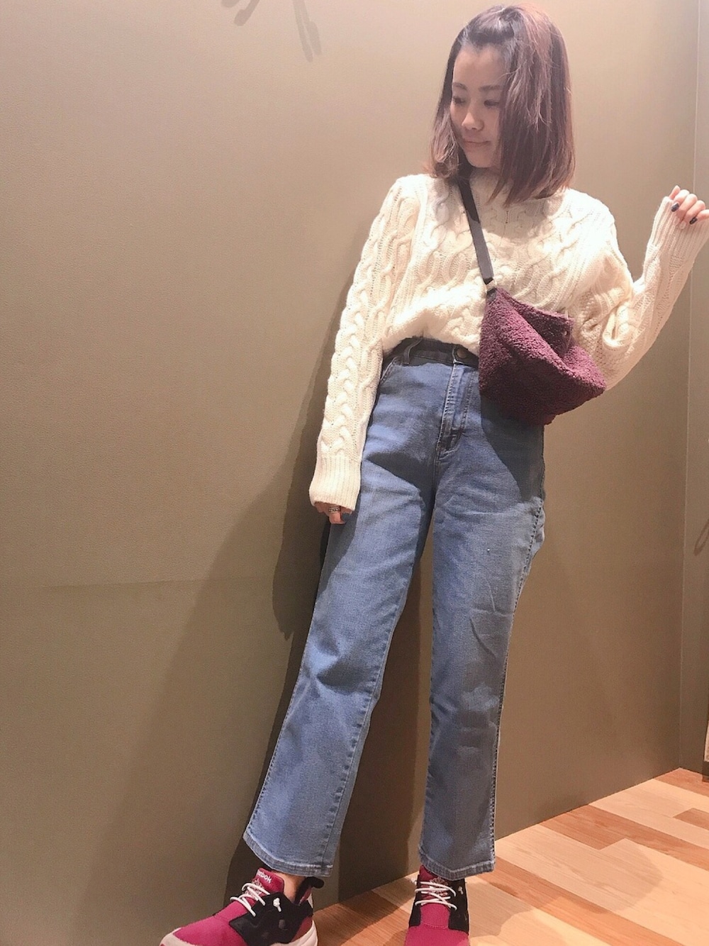 ホワイト系のニット/セーター、ブルー系のその他パンツ、パープル系のショルダーバッグを着用したレディースの冬コーディネートの1枚目の写真