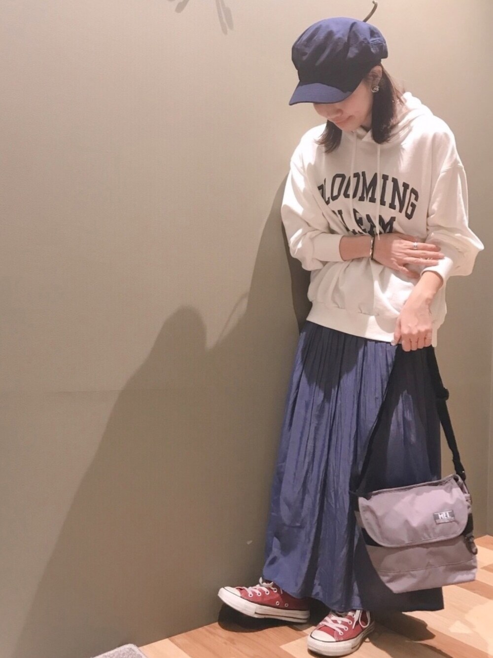 「カジュアル、ロゴパーカー、ロゴスウェット、パーカー、白、ネイビー、ネイビー×ホワイト、春コーデ、メッセンジャーバッグ、マリンキャップ」｜「Green　Parksのカレッジビッグパーカー（パーカー、ホワイト系）」を使った、atsumiさん（レディース・156cm）の冬コーディネートの1枚目の写真