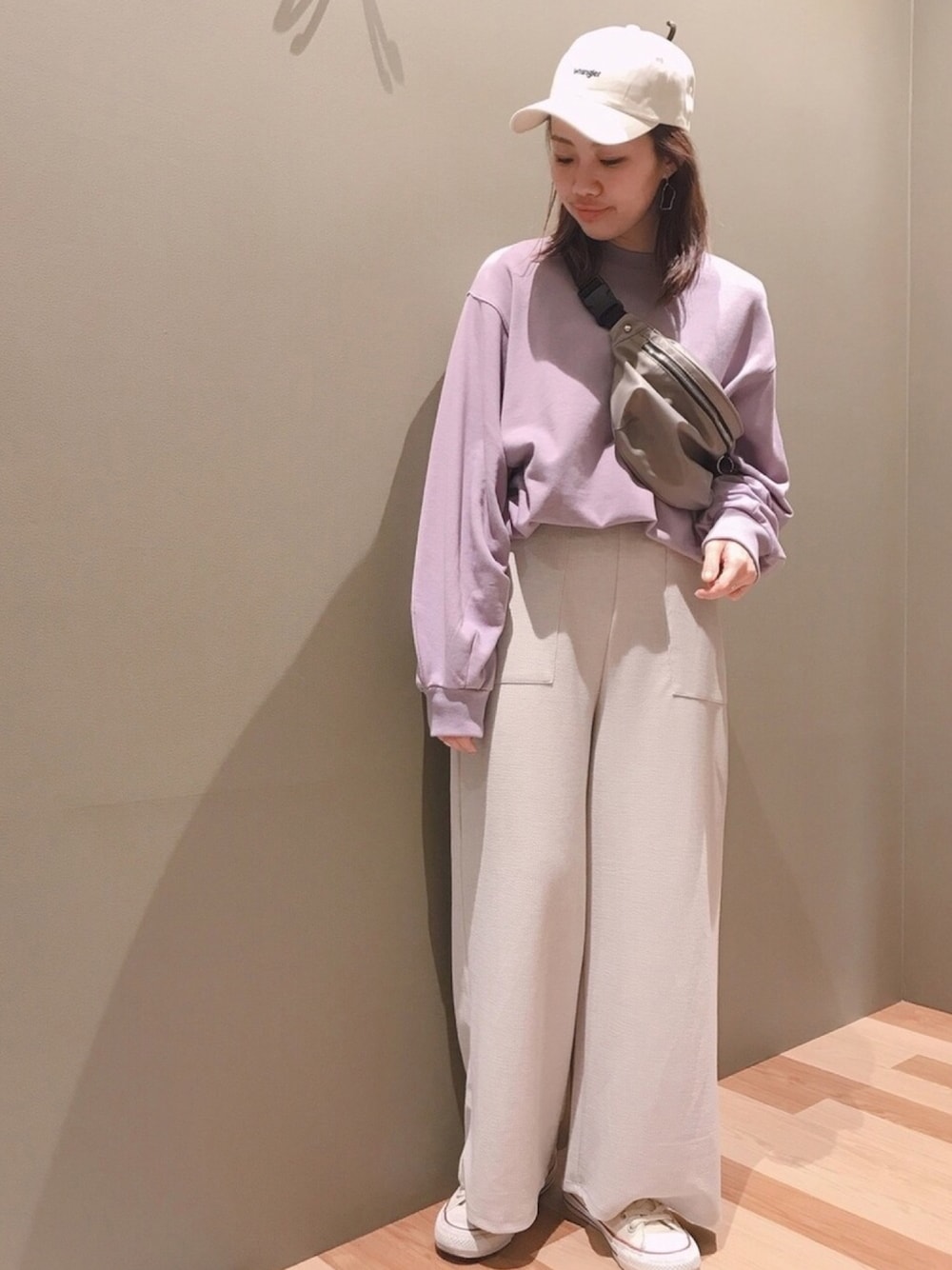 「パステル映える春、シンプルコーデ、ゆるコーデ、カジュアルコーデ、ビッグシルエット、ラベンダー、袖ボリューム、オーバーサイズ、リブパンツ、キャップ」｜「Green　Parksの・ウラケタックスリ-ブプルオ-バ-（Tシャツ/カットソー、パープル系）」を使った、atsumiさん（レディース・156cm）の春コーディネートの1枚目の写真