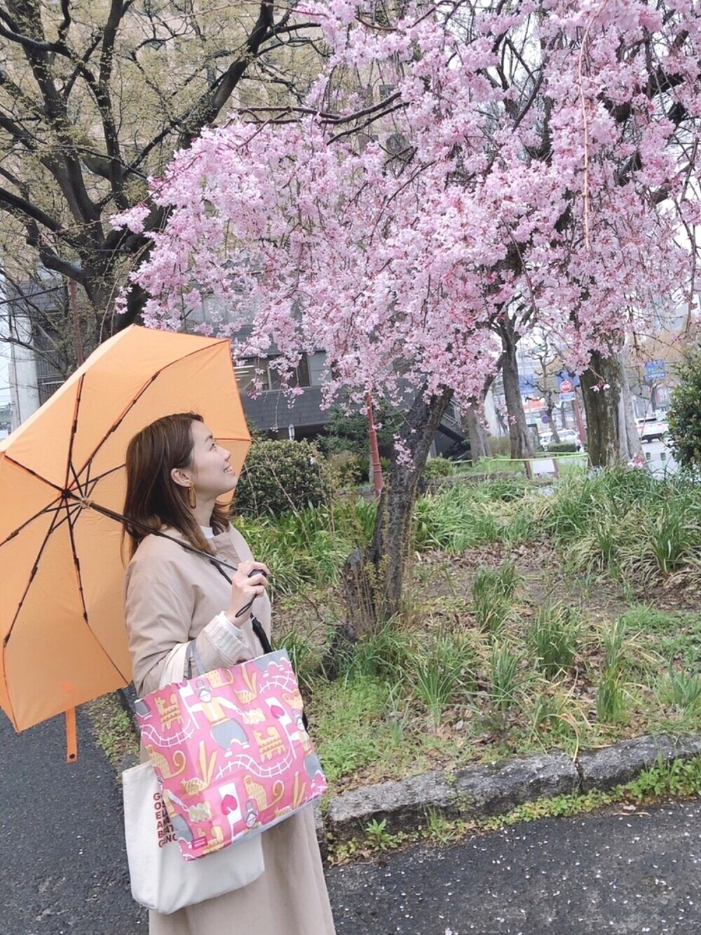 「spring、春コーデ、春、スプリングコート、ベージュ、大人カジュアル、ロングコート、KOE」｜「koeのドロストアウター（その他アウター、ベージュ系）」を使った、atsumiさん（レディース・156cm）の春コーディネートの1枚目の写真