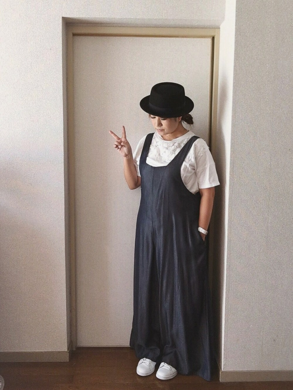 ホワイト系のTシャツ/カットソー、ブルー系のサロペット/オーバーオール、ホワイト系のスニーカーを着用したレディースの秋コーディネートの1枚目の写真