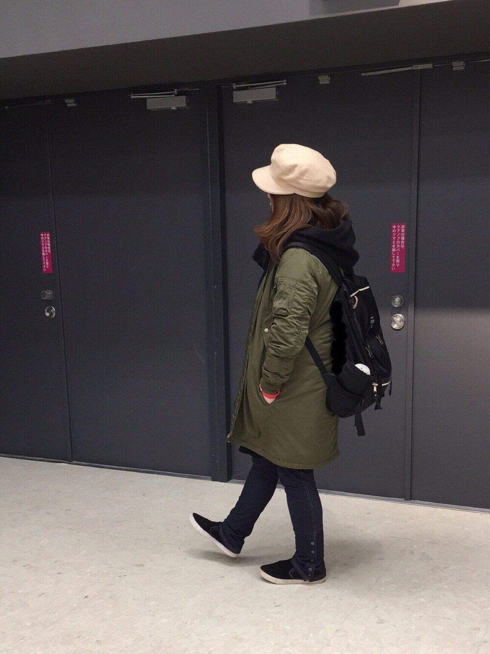 グリーン系のMA-1、ブルー系のその他パンツ、ブラック系のシューズを着用したレディースの冬コーディネートの1枚目の写真