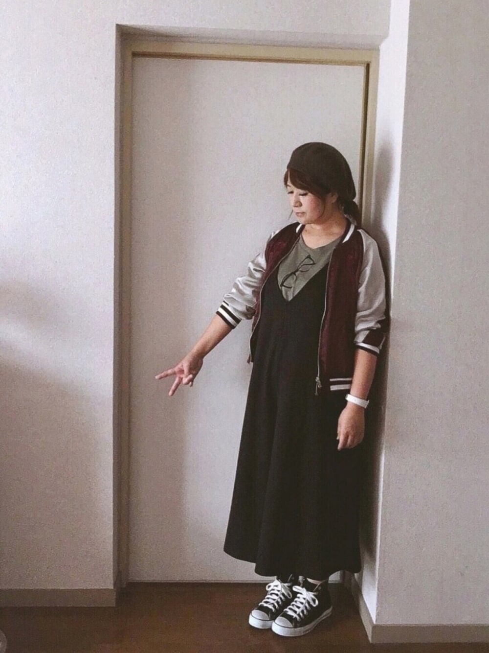 グリーン系のTシャツ/カットソー、パープル系のスタジャン、ブラック系のスニーカーを着用したレディースの春コーディネートの1枚目の写真