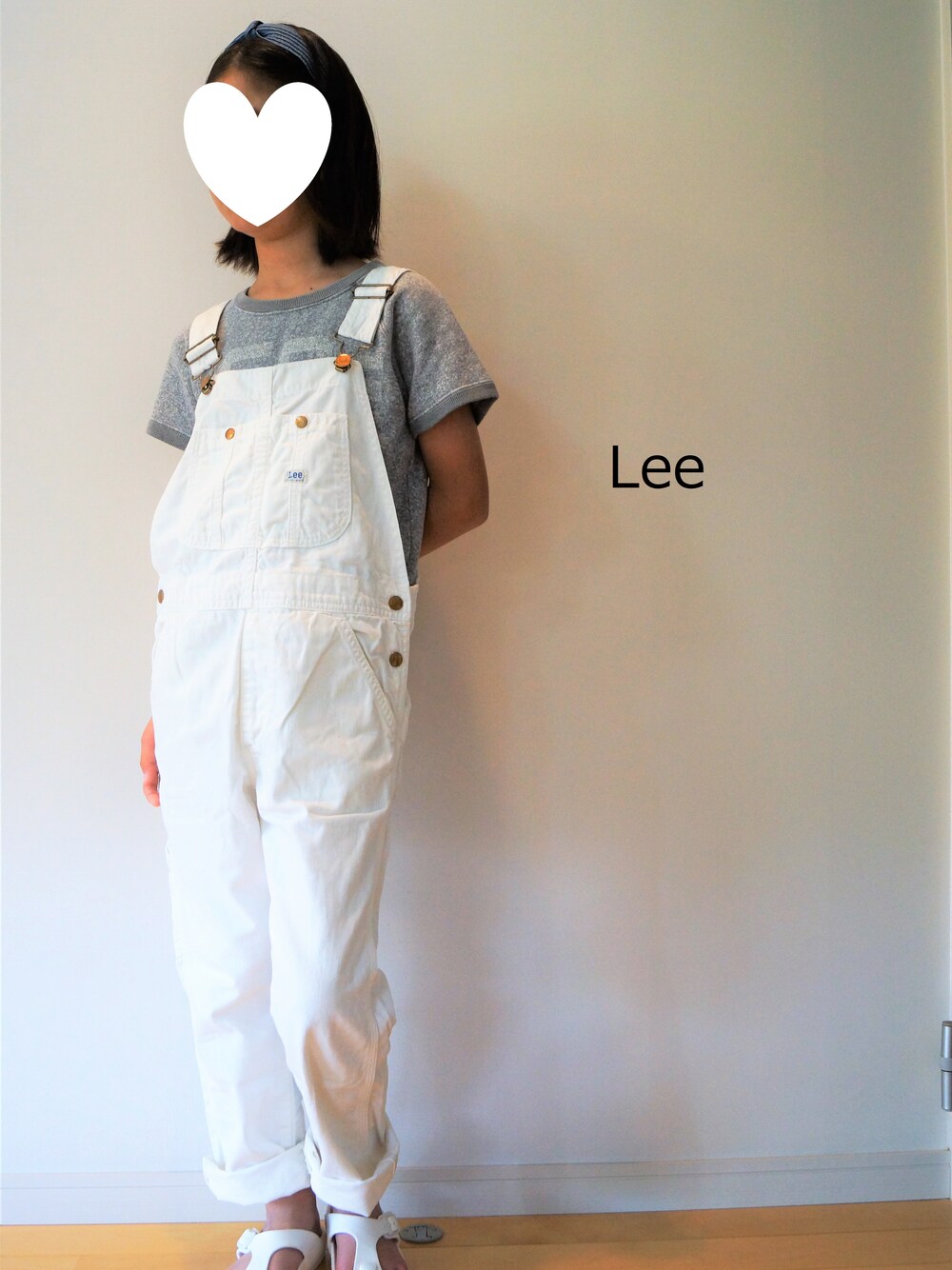 「サロペット、LEE、ビルケンシュトック、カチューシャ、サンダル、白サロペット、チャオパニックティピー(CIAOPANIC TYPY)、スエットTシャツ、ドラフトリー」｜「CIAOPANIC TYPYの【ママとお揃い】キッズブレードカチューシャ（カチューシャ、ブルー系）」を使った、td.io!!!さん（キッズ・135cm）の夏コーディネートの1枚目の写真