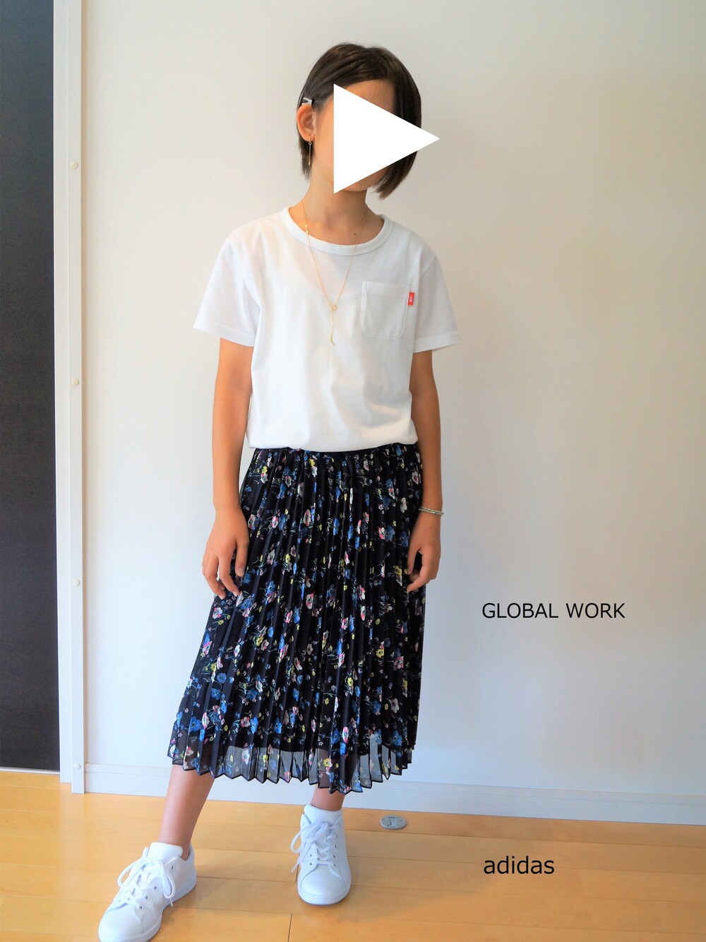 ホワイト系のスニーカー、ホワイト系のTシャツ/カットソー、ブルー系のスカートを着用したキッズの夏コーディネートの1枚目の写真