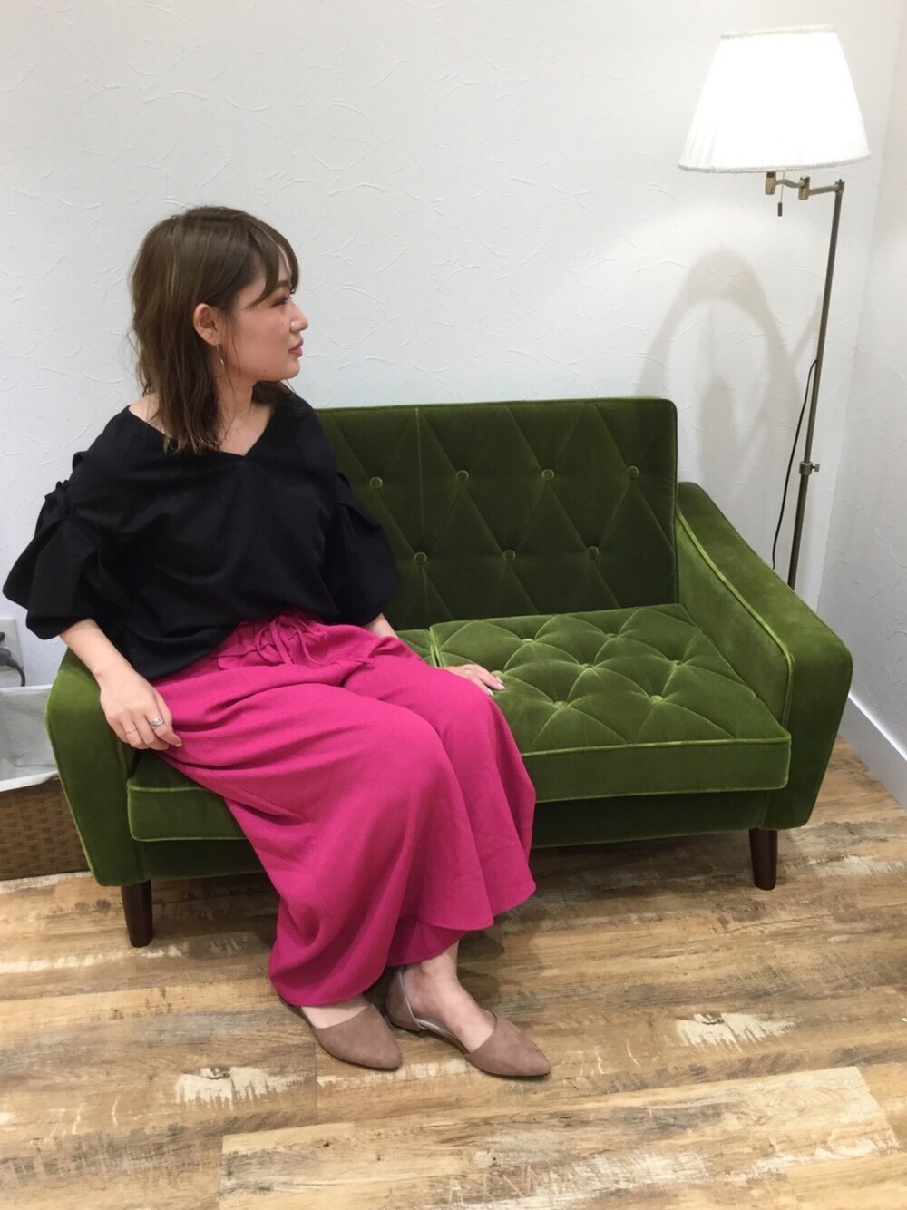 「パンプス、スカート、ピンク、大人カジュアル、オリエンタルトラフィック、ORiental TRaffic(ORiental TRaffic)、カジュアルコーデ、ゆるコーデ、狂わせピンク」｜「WA ORiental TRafficの★秋冬新作★セパレートフラットパンプス★7707（パンプス、ベージュ系）」を使った、なんばマルイ店さん（レディース・156cm）の夏コーディネートの1枚目の写真