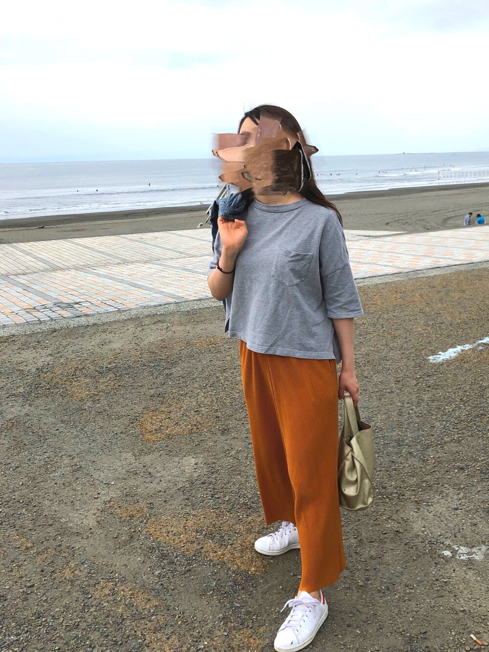 「海、カジュアルコーデ」｜「UNIQLOのアイテム（パンツ、オレンジ系）」を使った、ふゆさん（レディース・155cm）の夏コーディネートの1枚目の写真