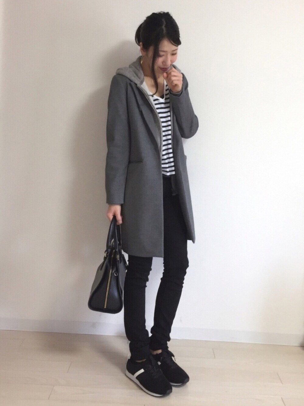 グレー系のチェスターコート、グレー系のパーカー、ホワイト系のTシャツ/カットソーを着用したレディースの冬コーディネートの1枚目の写真
