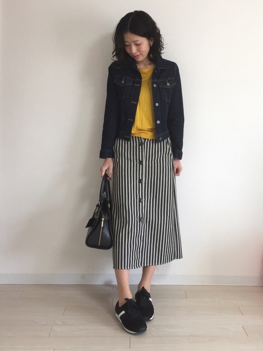 「春コーデ、スニーカー、casual、denim、大人カジュアル、シンプルコーデ、デニムジャケット、スカート」｜「UNIQLOのWOMEN デニムジャケット（その他アウター、ブルー系）」を使った、yui  さん（レディース・164cm）の春コーディネートの1枚目の写真