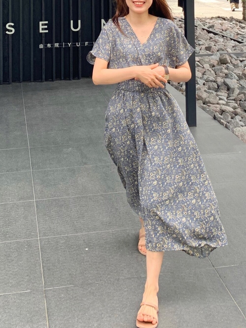 「花柄ワンピース」｜「RAY CASSINの花柄カシュクールワンピース（ワンピース、ブルー系）」を使った、miriさん（レディース・158cm）の夏コーディネートの1枚目の写真