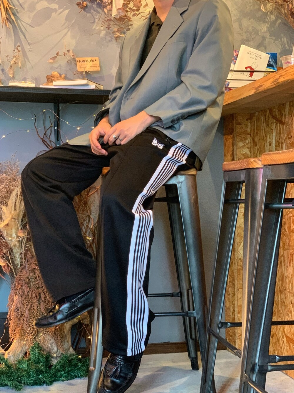 「秋のコーデ、シンプル、キレイめ、低身長、ローファー、ootd、ジャージ、冬コーデ、ストライプパンツ、ニードルス」｜「Needlesのアイテム（その他パンツ、ブラック系）」を使った、とろさん（メンズ・164cm）の秋コーディネートの1枚目の写真