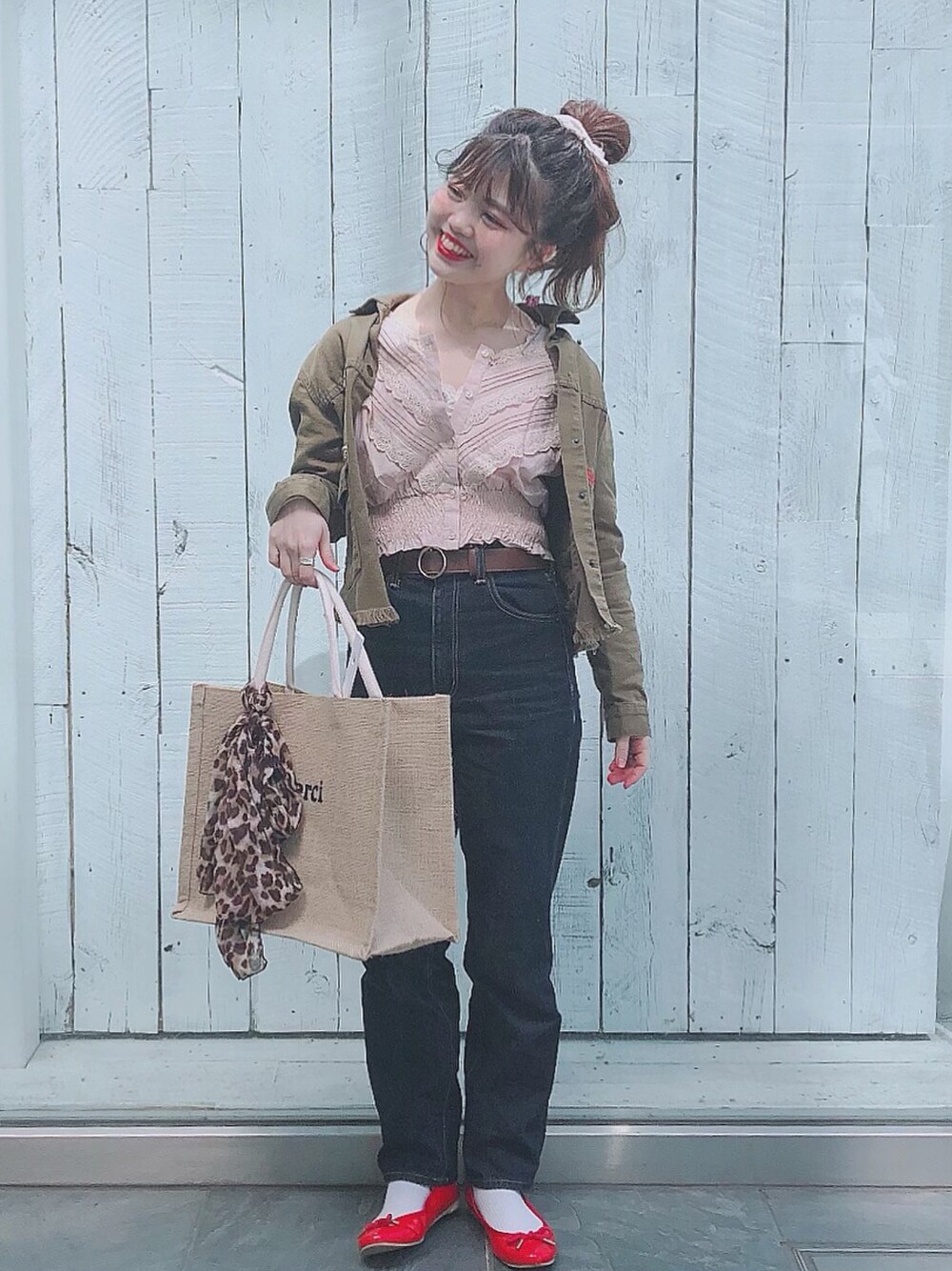 ピンク系のシャツ/ブラウス、ブルー系のデニムパンツ、レッド系のバレエシューズを着用したレディースの秋コーディネートの1枚目の写真