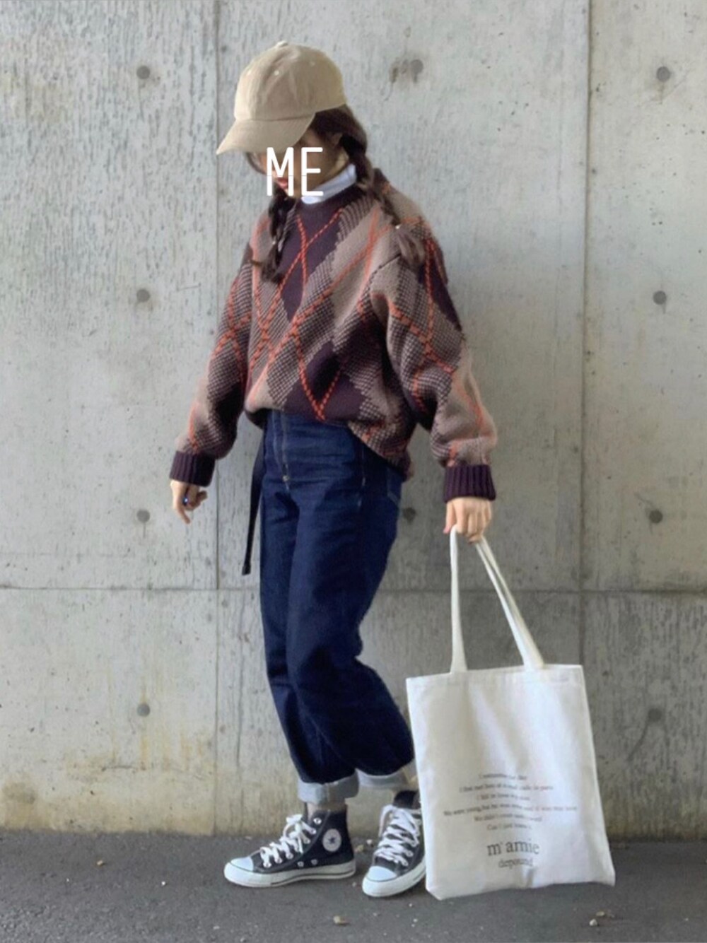 ブラウン系のニット/セーター、ブルー系のデニムパンツ、ブラック系のスニーカーを着用したレディースの秋コーディネートの1枚目の写真