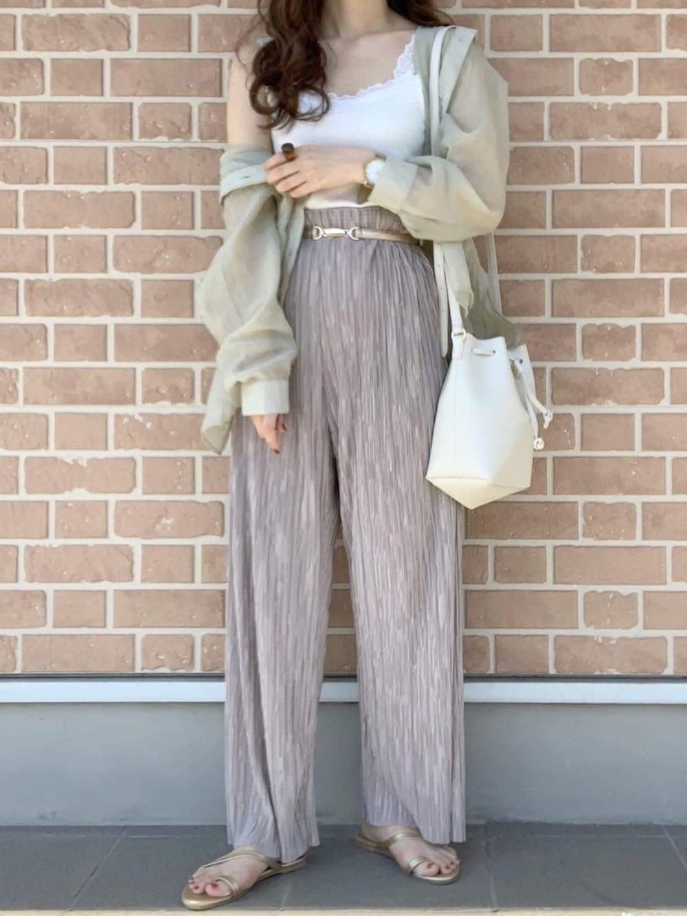 「春コーデ、大人カジュアル、シンプルコーデ、ワイドパンツ、低身長、楽チンコーデ、シアーシャツ、プリーツパンツ、GRL、プチプラコーデ」｜「GRLのシアーオーバーシャツ（シャツ/ブラウス、グリーン系）」を使った、yukie.さん（レディース・155cm）の春コーディネートの1枚目の写真